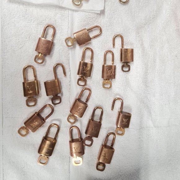 Authentic LV bag lock 🔒 and  key 🔑 - Picture 4 of 4